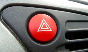 10 semne pe care și le fac șoferii în trafic și ce înseamnă ele. 