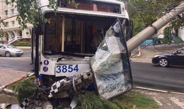 В Кишиневе троллейбус снес столб
