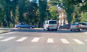 В Кишиневе водители не пропустили автомобиль скорой помощи.