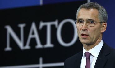В прошлом году Столтенберг посетил командный пункт НАТО в Бухаресте.