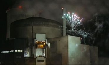 Greenpeace запустил фейерверки на атомной электростанции, чтобы показать бреши системы безопасности. Фото: AP Photo
