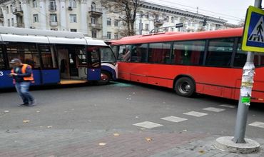 Утреннее ДТП заблокировало движение троллейбусов в столице.