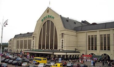 Из-за очередного сообщения о минировании центральный вход в вокзал закрыли, но поезда продолжают ездить.