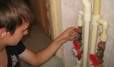 Под угрозой остаться без воды в разгар лета оказались 12 тысяч жителей столицы.