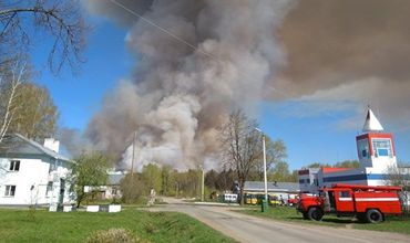 В России эвакуируют поселок из-за взрывающихся боеприпасов.