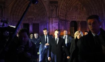 Эмманюэль Макрон внутри собора Парижской Богоматери после пожара.