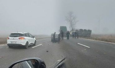 В результате серьезного ДТП в Хынчештах перевернулся грузовик. Фото:stiri.md