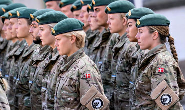 Danemarca introduce serviciul militar pentru femei.