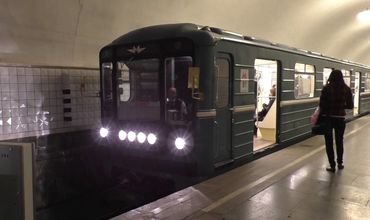 Приезжий из Молдовы упал под прибывающий поезд на станции "Таганская" Кольцевой.