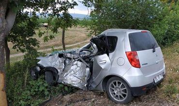 77-летний мужчина погиб, врезавшись в дерево около Добруджа Веке.