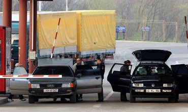 În urma cercetărilor preliminare, s-a constatat că automobilul a fost procurat în leasing din Italia, iar moldoveanul, care era şi proprietarul autoturismului, nu cunoştea că acesta este dat în urmărire. 