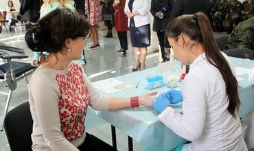 Министры обороны и здравоохранения Молдовы сдали кровь.