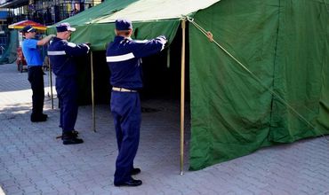 Накануне спасатели установили такие палатки в четырёх городах страны.