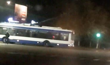 Водитель столичного троллейбуса проехал на красный и не пропустил пешеходов.