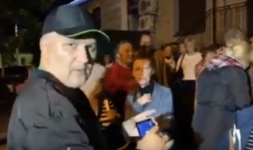 К зданию Конституционного суда выдвинулась группа людей.