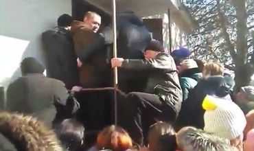 В селе Дороцкая избиратели штурмуют участок для голосования.