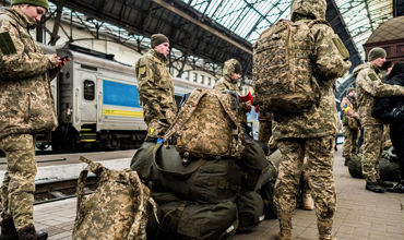 Зеленский предложил продлить военное положение и всеобщую мобилизацию.