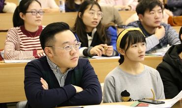 В Китае выпустили предупреждение для студентов, собирающихся на учебу в США.