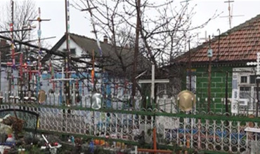 Житель Чореску пугает соседей, заставив двор дома крестами.