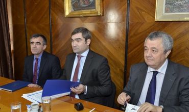 В ходе консультаций официальные лица обсудили развитие двустороннего диалога.