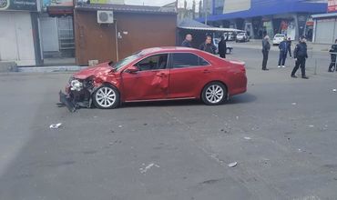 В столице произошло ДТП: легковой автомобиль сбил мотоциклиста.