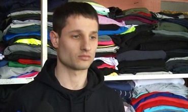 Вместе со своей сестрой, они шьют спортивную одежду для женщин и мужчин.