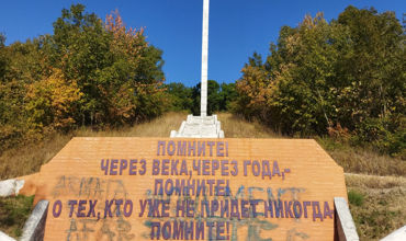 В Хынчештском районе неизвестные осквернили памятник советским солдатам.