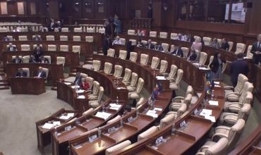В итоге парламентское большинство переутвердило законопроекты.