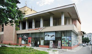 Цена билетов на премьерные спектакли доходит до 140 леев за места в первых рядах.