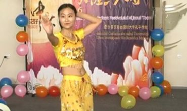 В Китае праздник отмечается музыкой, танцами и праздничным застольем.