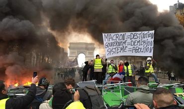 Акции протеста продолжаются, даже несмотря на то, что власти пошли навстречу требованиям манифестантам.