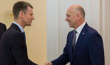 Премьер-министр Республики Молдова Павел Филип с послом Великобритании в Молдове Филиппом Бэтсоном.