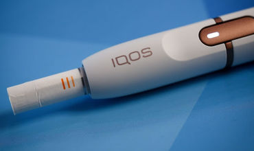 В отличии от сигарет, где есть процесс горения, IQOS нагревает табак.