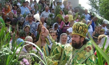În biserici, se aduc şi astăzi ramuri verzi de tei sau de nuc, care se binecuvintează şi se împart credincioşilor.