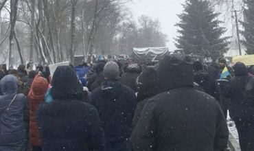 В Луганской области люди вышли на митинг против военных России.
