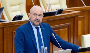 Простой вотум недоверия Боле отклонен: он выступил с докладом в парламенте.