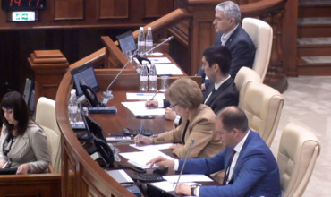 В августе парламент проведет специальное заседание для внесения поправок в бюджет.