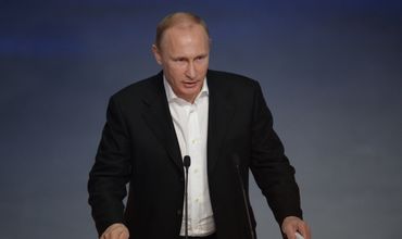 Недальновидные политиканы не оставляют в покое спорт, заявил президент России на встрече с российскими спортсменами.
