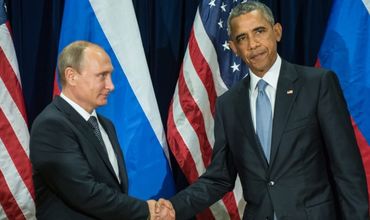 Путин с Обамой пожали друг другу руки.