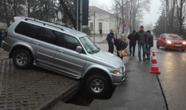 В центре Кишинева под автомобилем провалился асфальт.