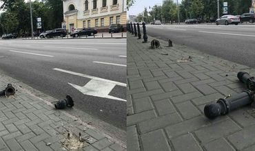 Водители игнорируют противопарковочные столбики в центре Кишинева.