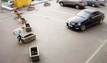 В Кишиневе женщина пыталась сдвинуть бетонную клумбу, чтобы проехать на авто.