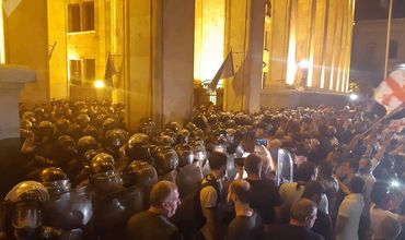 Митингующие в Тбилиси перекрыли центральный проспект Руставели.