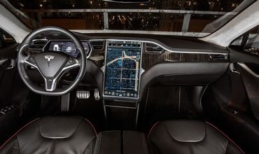 "Зрение" автопилота Tesla показали ночью в грозу.