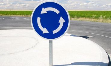 Теперь на перекрестках с круговым движением преимущество имеют те транспортные средства, которые уже движутся по кругу.