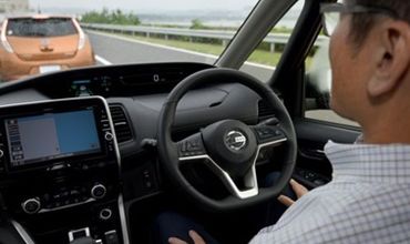 Японцев призвали менять водительские права на похоронные скидки.