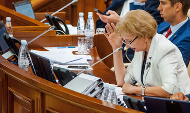 Молдавский парламент отказался от пластиковых бутылок.