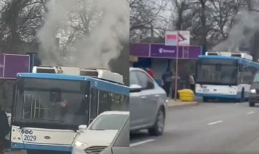 В Бельцах загорелся троллейбус с пассажирами.