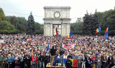 Более 15 тысяч человек собрались на центральной площади Кишинева.