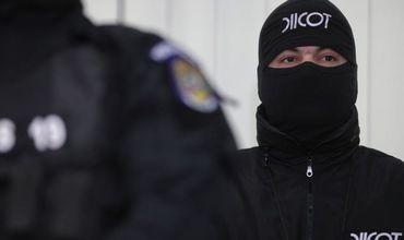 В Румынии священник избивал жену и подглядывал за ее сестрой.